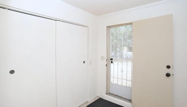 Building Photo - Cntrally Located 4 bedroom home