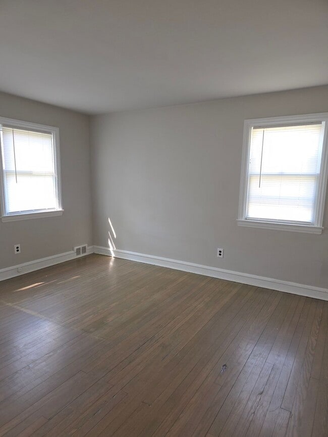 Building Photo - McDaniel Heights Single Family Home