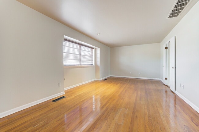 Building Photo - 5000 N Linn Ave