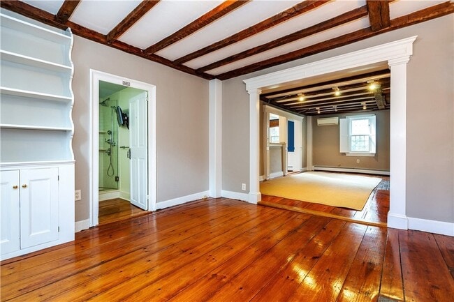 Building Photo - 19 King St