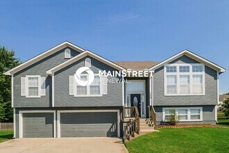 Building Photo - 3 Bedroom Pet-Friendly Home in LEES SUMMIT, MO with Main Street Renewal