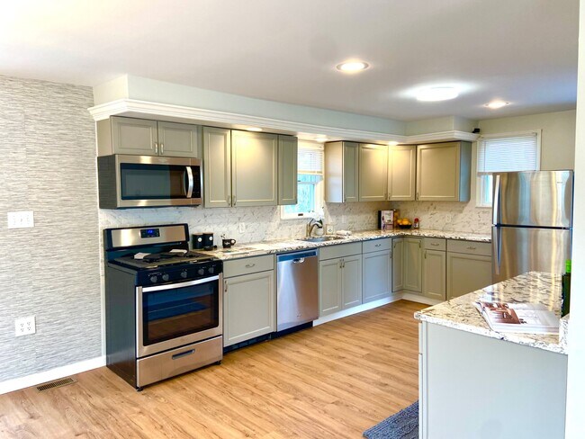 Building Photo - 218 Highland Ave