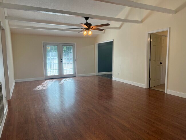 Building Photo - 110 Miller St