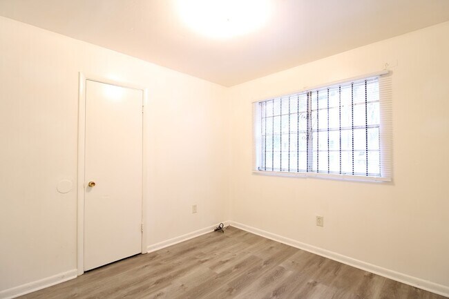 Building Photo - 1204 E Anderson St