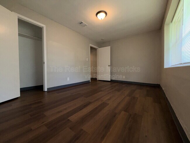 Building Photo - 5601 Belaire Dr