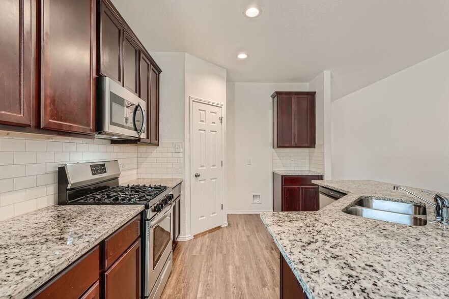 Building Photo - 15111 Pandion Dr