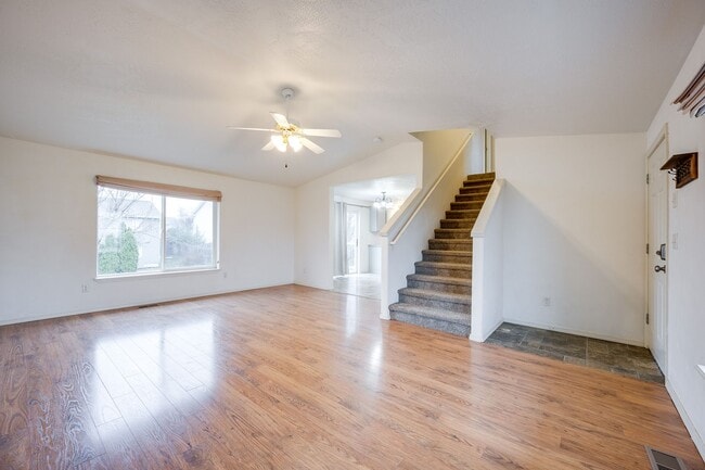Building Photo - MOVE-IN SPECIAL! Bright & Spacious 4-Bedroom Home in One of Pullman’s Most Desirable Neighborhoods