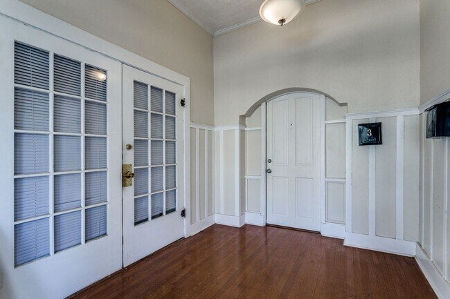 Building Photo - CHARMING VICTORIAN APARTMENT