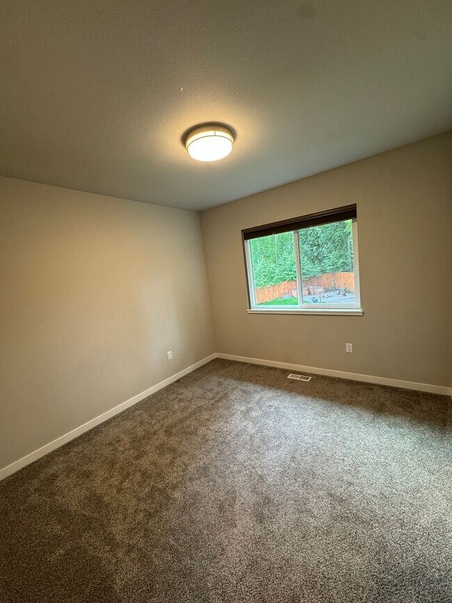 Building Photo - Stunning home in desirable Eagle River neighborhood