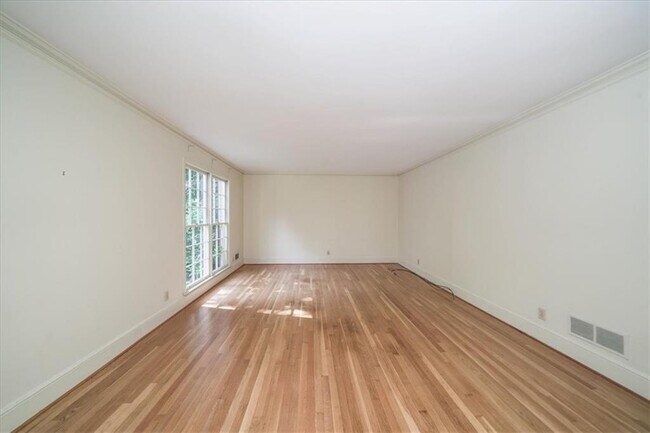 Building Photo - 2850 Cravey Dr NE