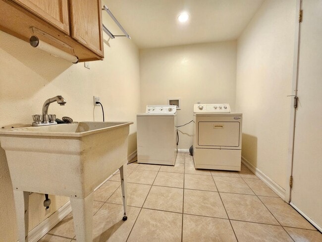Building Photo - Beautiful interior and Convenient feature!...