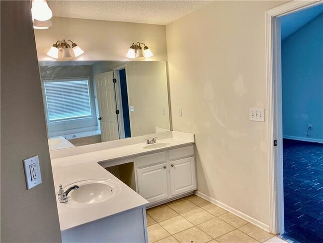 Building Photo - 9020 Friarbridge Dr