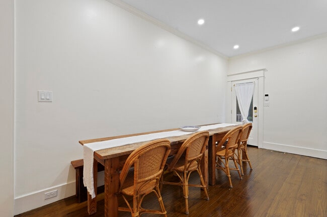 Building Photo - 211 W 40th St