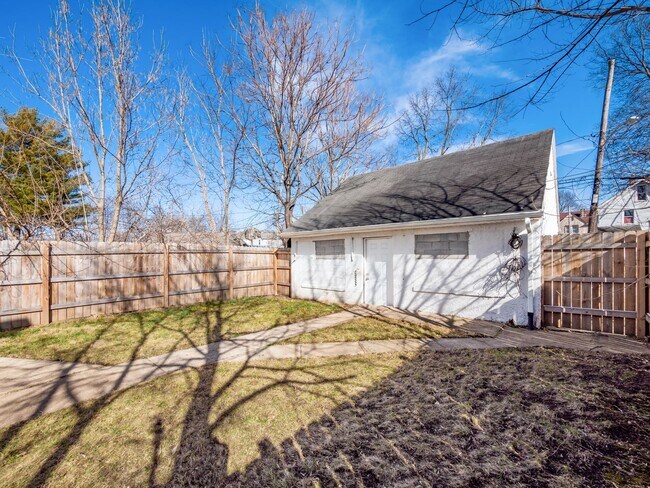 Building Photo - 522 Kelton Ave