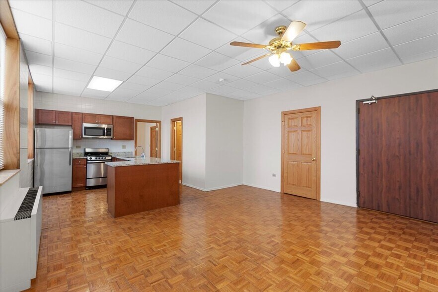 Building Photo - 620 W Belmont Ave