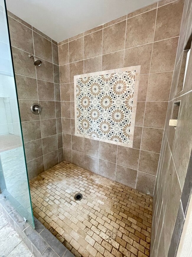 Building Photo - Big and Beautiful House with attached 1br ...