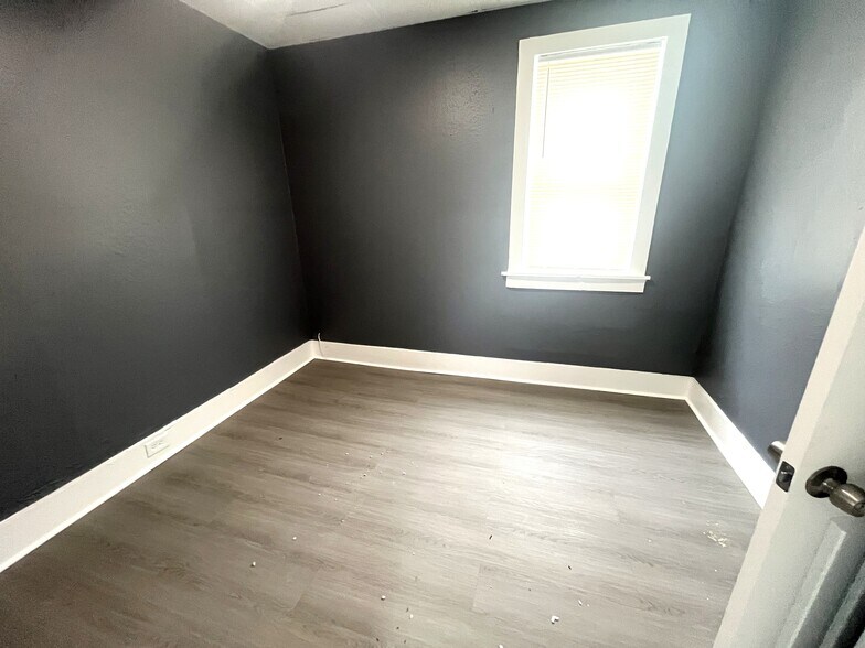 Building Photo - 909 W 17th St