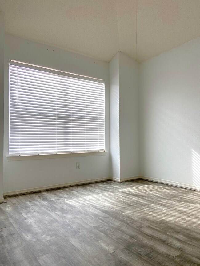 Building Photo - 1470 Senda Del Sol Ln