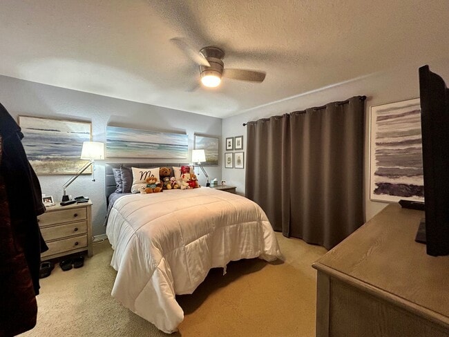 Building Photo - 5483 Vineland Rd