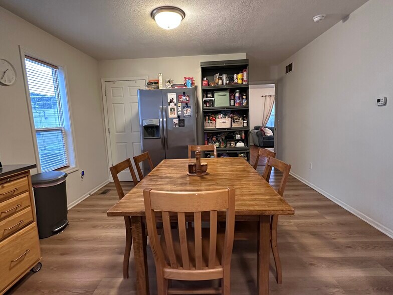 Building Photo - 808 Greene St