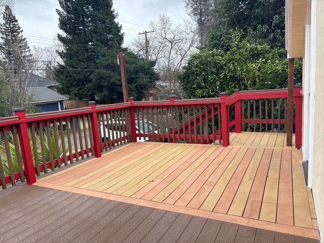 Building Photo - Central Roseville - 1 Bed, 1 Bath - New Flooring & Paint - Large Deck great for Entertaining! No ...