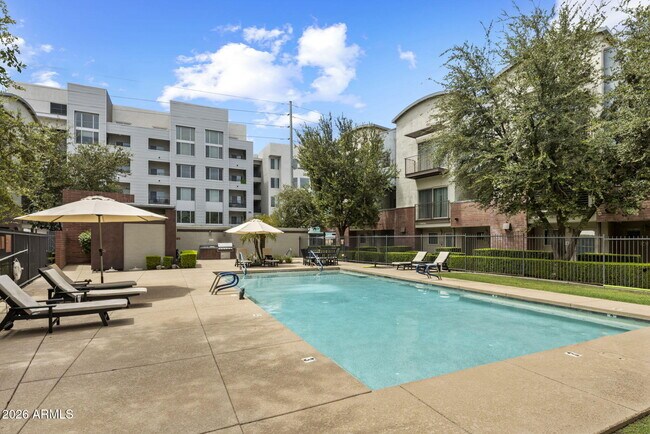 Building Photo - 525 W Lakeside Dr