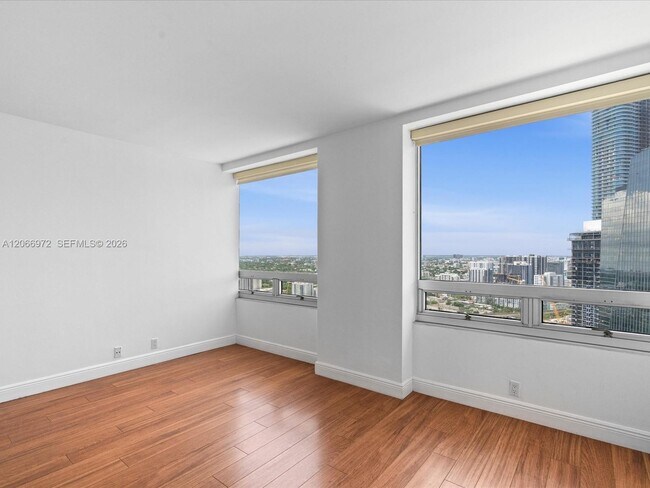 Building Photo - 1541 Brickell Ave
