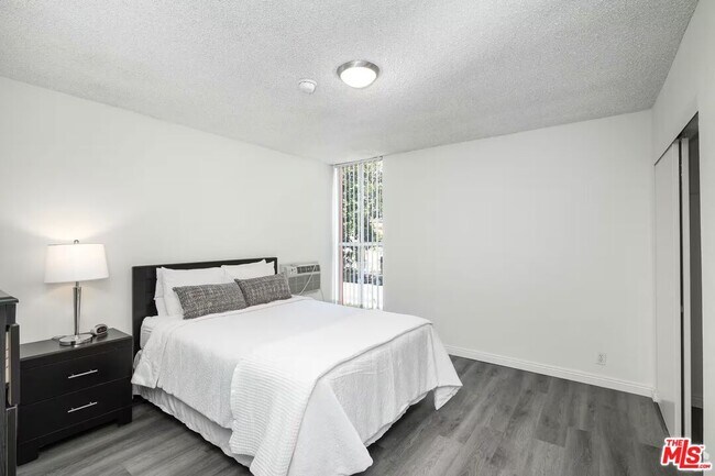 Building Photo - 1208 W Adams Blvd