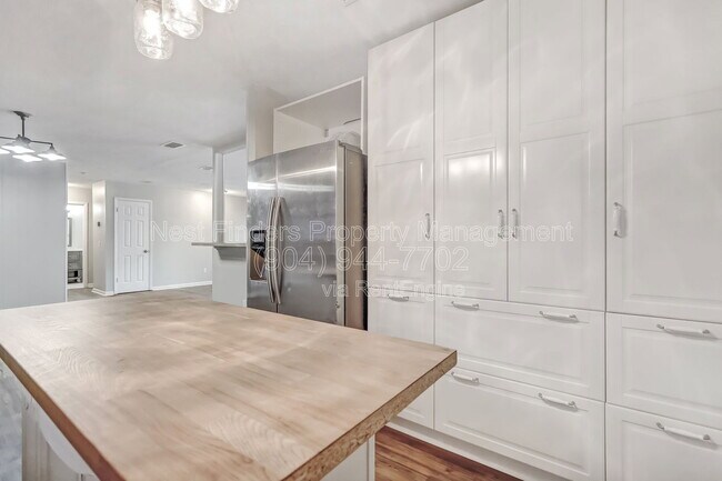 Building Photo - 3312 Pickwick Dr S