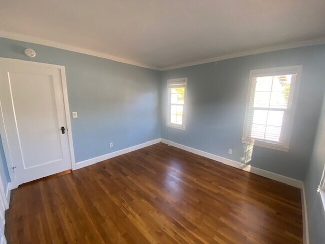 Building Photo - Inviting Pacific Grove Home!