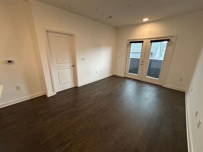 Building Photo - Beautiful 1-Bedroom Townhouse with Modern ...