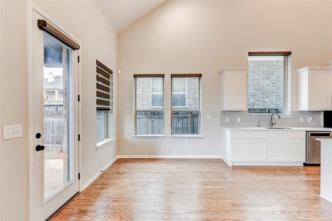 Building Photo - 2916 Zelma Dr