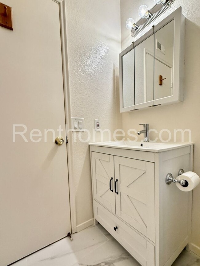 Building Photo - 10946 Decatur Rd