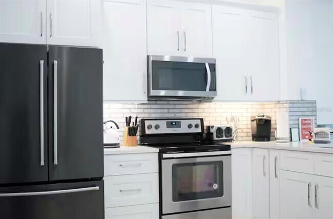 Building Photo - 8117 Princess Palm Ln