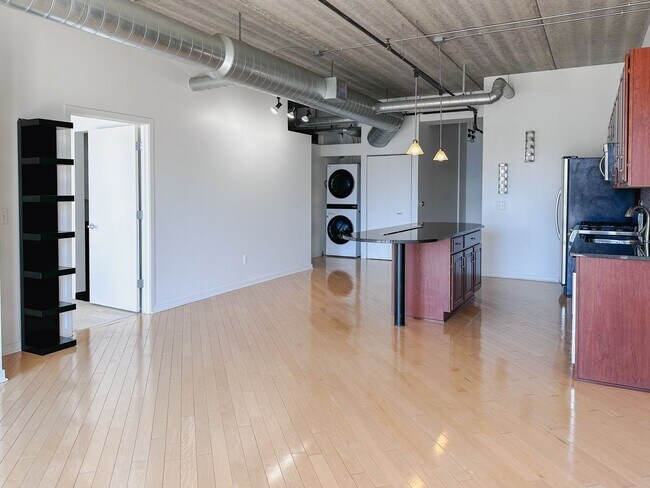 Building Photo - Luxury and Convenience in Royal Oak