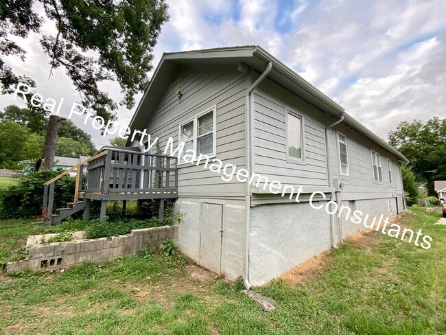Building Photo - Charm and Space in 3 Bedroom Home