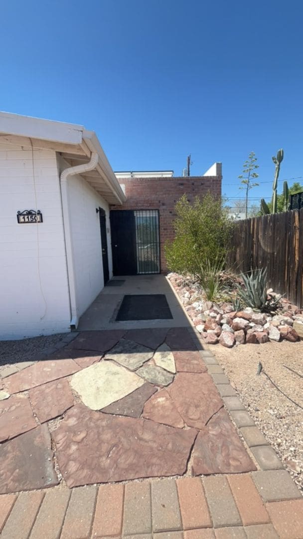 Building Photo - Close to University of Arizona