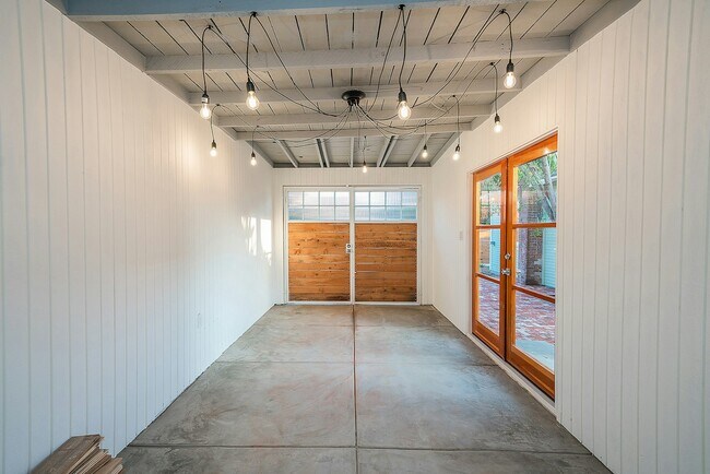 Building Photo - 511 Micheltorena St