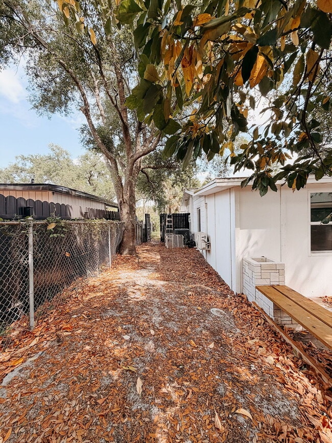 Building Photo - Home For Rent in Tampa - FULLY FENCED IN BACKYARD!