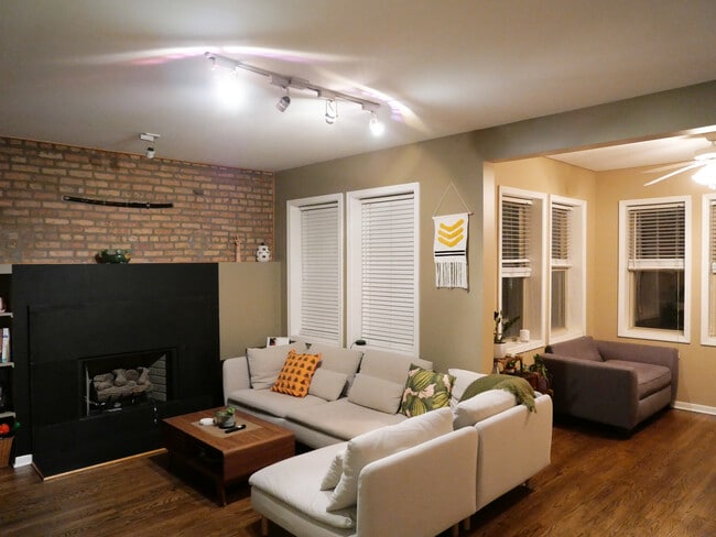 Primary Photo - 4350 N Albany Ave