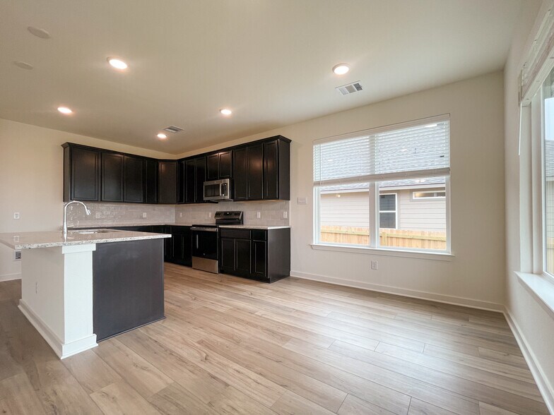 Building Photo - 6912 Llano Dr