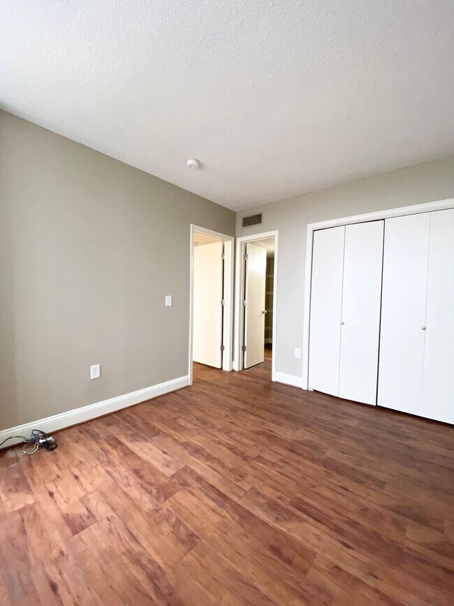 Building Photo - wh606