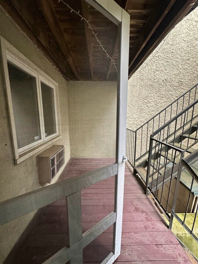 Building Photo - 68 Monroe St