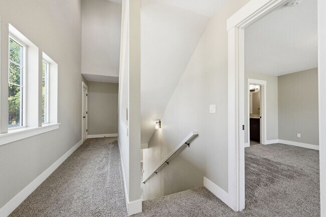 Building Photo - 3 Bed, 2.5 Bath Townhome Centrally Located– Bend, OR