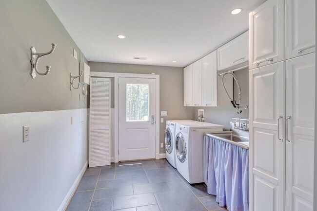 Building Photo - 2 Bedroom House with Attached Garage in Earlysville