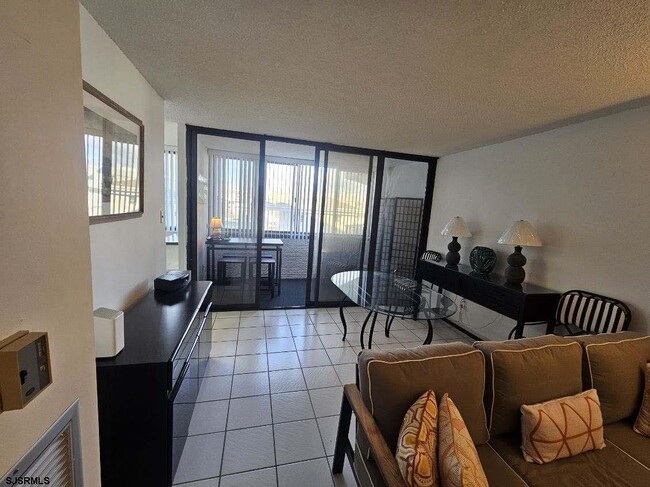 Building Photo - 111 S 16th Ave