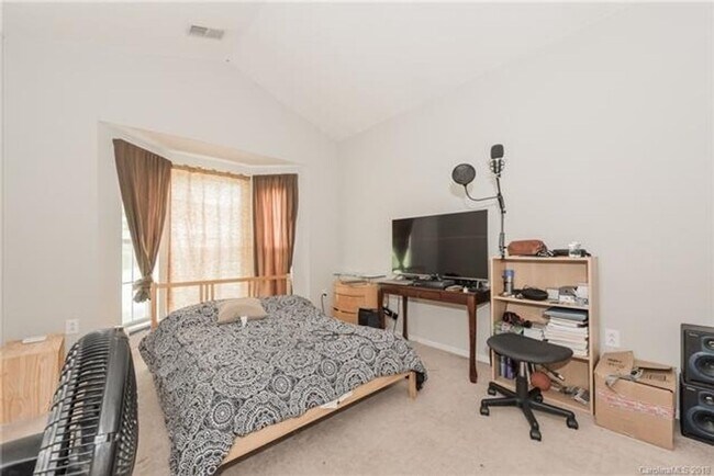 Building Photo - Spacious 4BR House in Charlotte