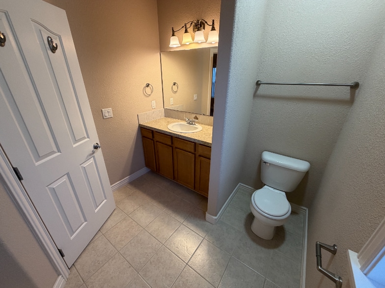 Building Photo - 1820 SW Silverstone Ave