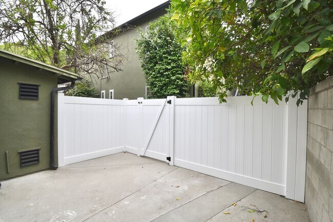 Building Photo - 10919 Camarillo St