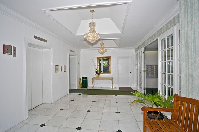 Building Photo - Royal Kuhio 1b1b1parking Fully Furnished i...